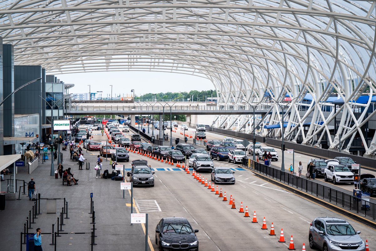 Bringing home some delicious leftovers for your family & friends? 🥘 Are they coming to pick you (and the 🍗) up? Make sure you pass along #ATLparking information so they won't get stuck in airport arrival traffic! 🚗🚐
🅿️ Find parking by visiting atl.com/parking/