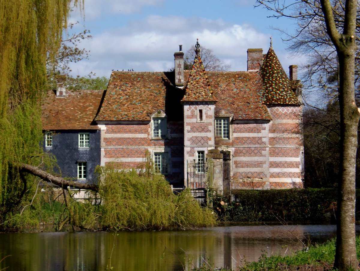 ThereseBaillard's tweet photo. Le #château de #Victot se dresse à Victot-Pontfol dans le #Calvados, en #Normandie. Ce château est bâti vers 1570 et depuis la fin du XVIIIe siècle, il est la possession de la même famille. C’est un bon exemple de château de la seconde Renaissance. https://t.co/GUTA8XOqtL