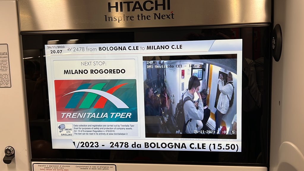 schemaponzi2's tweet photo. Treno regionale veloce 2479 fermo da oltre tre ore nella brughiera per investimento. Ministro @FrancescoLollo1 sarebbe così gentile da mettere una parola buona con le Fs per farci sbarcare a #Tavazzano non appena il magistrato di turno fornirà l’assenso?
#peggiorgovernodisempre https://t.co/ENZEG6KL27