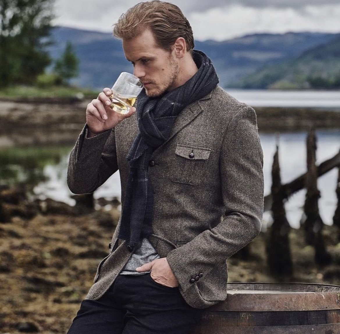 dailyoutlander's tweet photo. 🎶🎶oh i wanna let him unwrap me like ooh, get on top of him by the fireplace oooh🎶🎶 https://t.co/PCg2x9eYDz