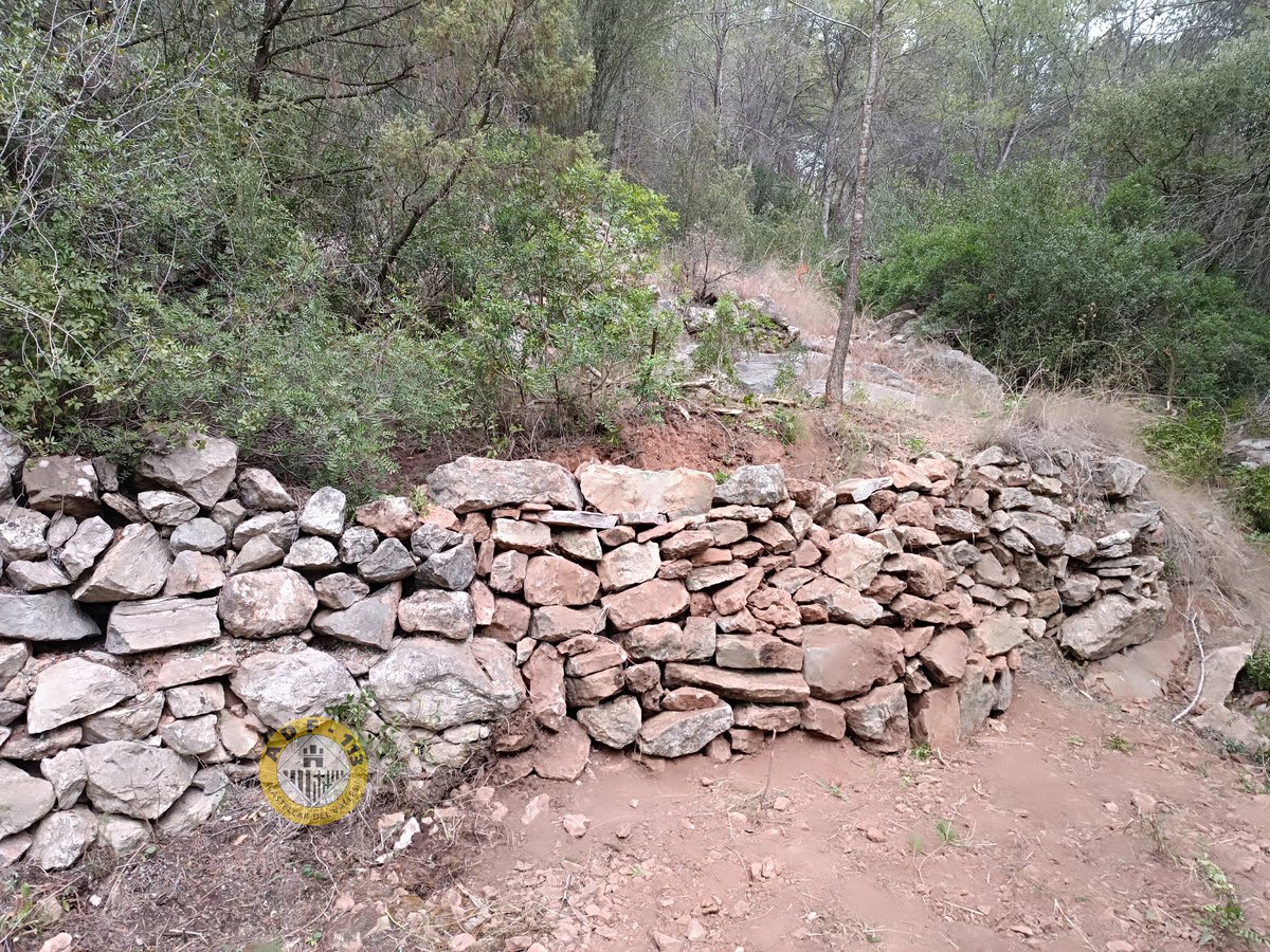 ADF113Castellar's tweet photo. 🚸Amb la ajuda dels alumnes del Servei Comunitari de l'IES Puig de la Creu, hem desbrossat la zona de la Barraca de la Perera Morta i hem arreglat una part del mur de pedra seca, que havia caigut🧱 #adf113 #castellardelvalles #adf #fempoble #serveicomunitari #serveicomunitari https://t.co/DRUasN2BIk