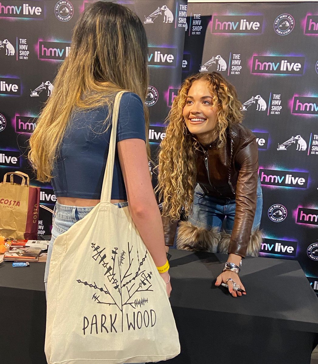freyaoraa's tweet photo. Happy birthday Reets!!! 🎈 I hope you’re partying hard!!🥳🥳 @RitaOra https://t.co/k4zGOXD1hv