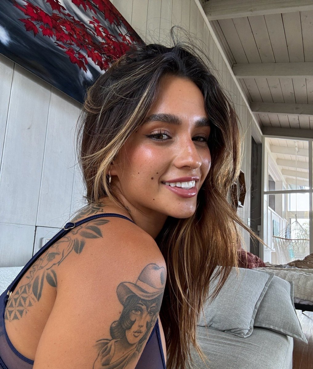 lavaxgrl's tweet photo. Single btw, who want me? https://t.co/0AhaBA2Ota