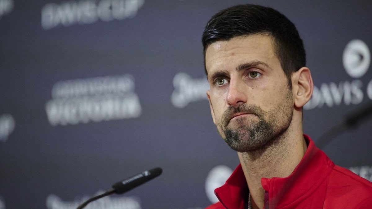 Volevo dire agli amici #novax che evidentemente #Djokovic si è vaccinato e gli è venuto il malore improvviso. Altrimenti non si spiegano quattro ceffoni in dieci giorni da parte di #Sinner, che secondo me si è svaccinato e non lo dice