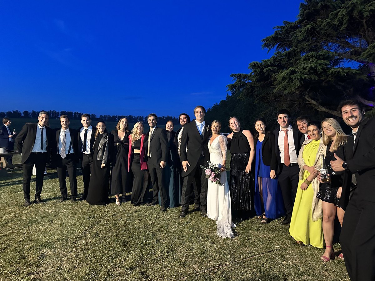 Felicidad de los ex alumnos de Agronomía en el casamiento de uno de los mejores ejemplares de la camada - el secuaz ⁦<a href="/Felipepereyra/">Felipe Pereyra</a>⁩
