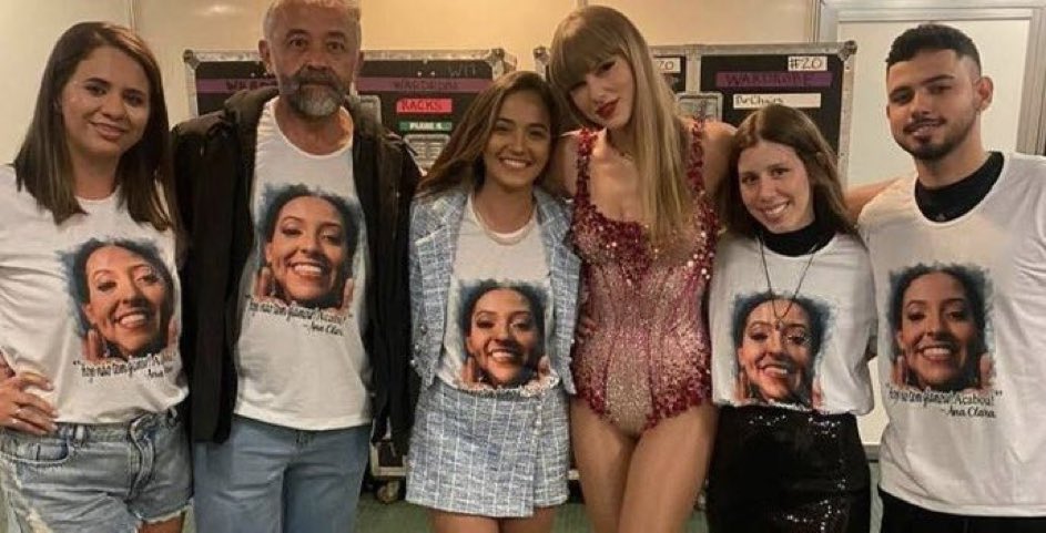 Taylor with Ana’s family before the show in São Paulo tonight 🥹