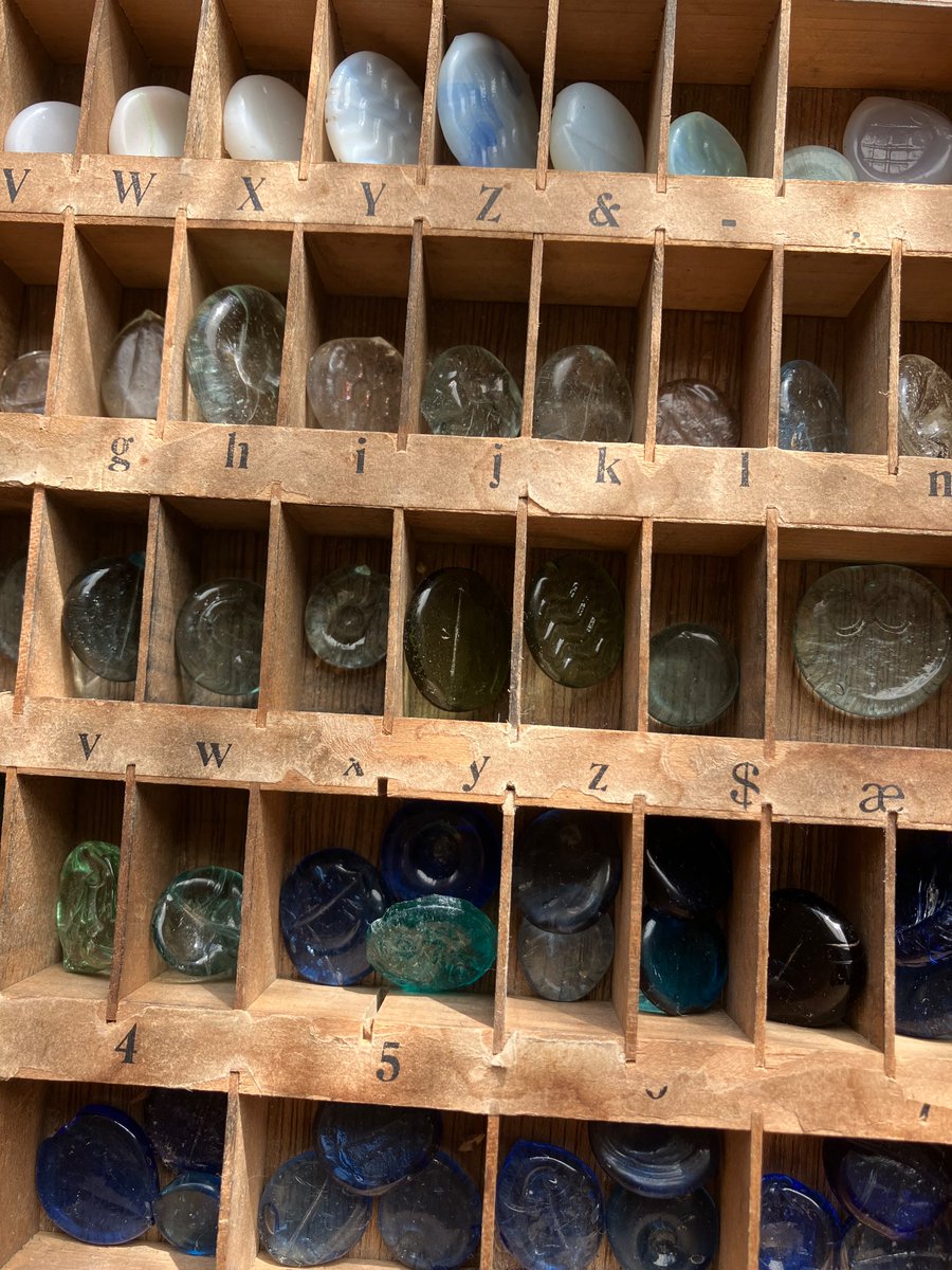 chocola_glass's tweet photo. おはじきをひとつひとつ箱に入れていく作業が好きです。
私の休日の癒しです✨ https://t.co/Vi2g0lpm5h