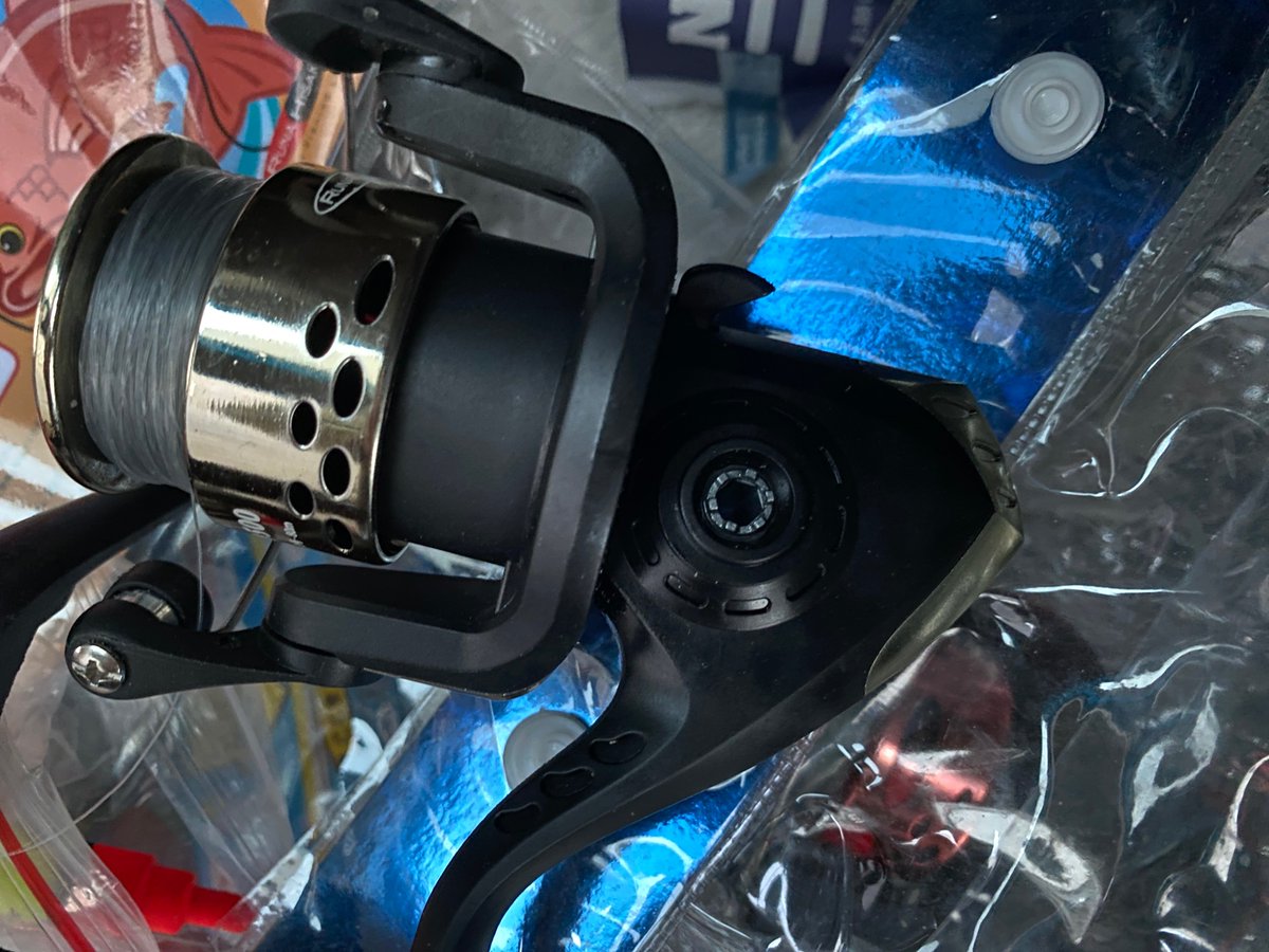 peroperopero's tweet photo. 先日子供用にとホームセンターでルナヒサノというメーカーのサビキ用竿セットみたいなの購入したんだけど、あれっ、なんか落ちた？と思ったらリールのハンドルが取れて海中に…。安物買いのとは言うけれどまさか１日で壊れると思わんやん…。ネジが緩かったん？？ #RUNAHISANO https://t.co/kzYpZlE5BD