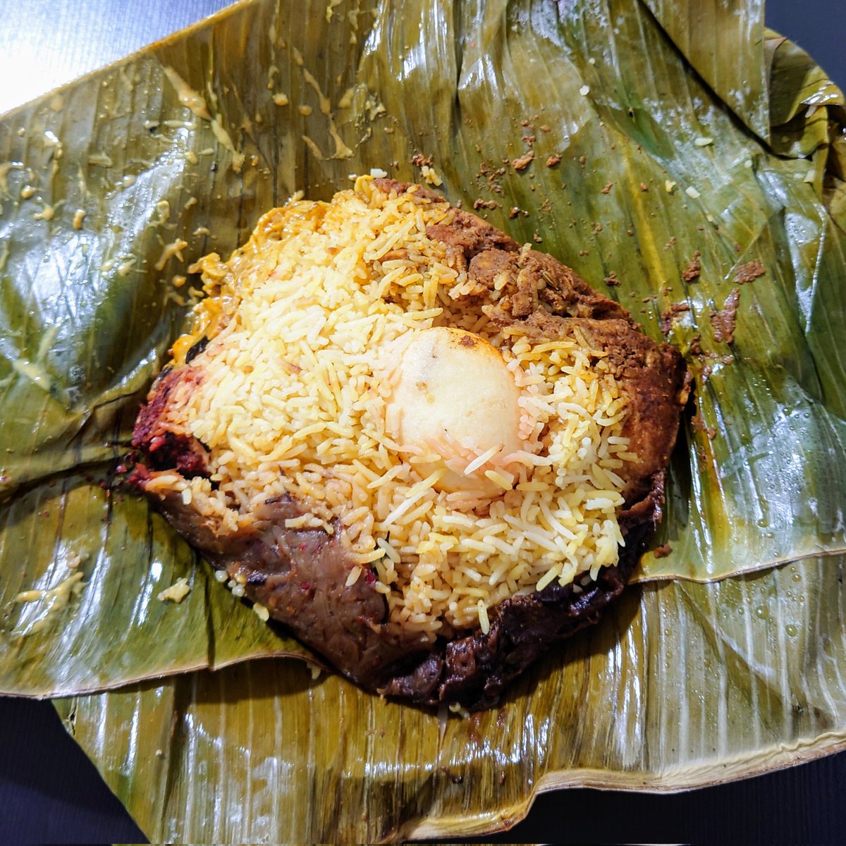 devour_curry's tweet photo. 尻手 / Family Caterers ファミリーケータリン (スリランカ)
 ランプライス

桜海老サンボルと玉葱サンボルがなんともいい塩梅なランプライス
チキンカレーとカシューナッツのカレーにナスのモージュ
埋もれてまだ見えていないカトゥレットがまた美味しい https://t.co/L6O0MDiQTM