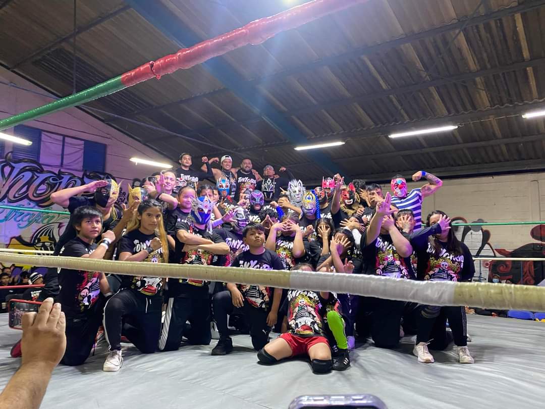 LaTijeraLucha's tweet photo. Con una exhibición del talento del #TonyTeam arranca la función del #GimnasioYArena02DeJunio, donde los jóvenes muestran un poco de lo que se adquiere a cargo del gran luchador #TonyCirioJr, quien fue acompañado por su padres, familia y amigos que hacen un gran ambiente... https://t.co/YLCLSqR7aw