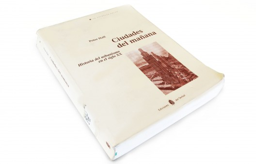 je_cabreraq's tweet photo. "Ciudades del mañana" de #PeterHall, es un libro imprescindible a través del cual se logra conocer no sólo la historia del urbanismo contemporáneo, sino el aporte del pensamiento anarquista y sus cultores a las utopías urbanísticas del siglo XX. https://t.co/BFvNg46H9l