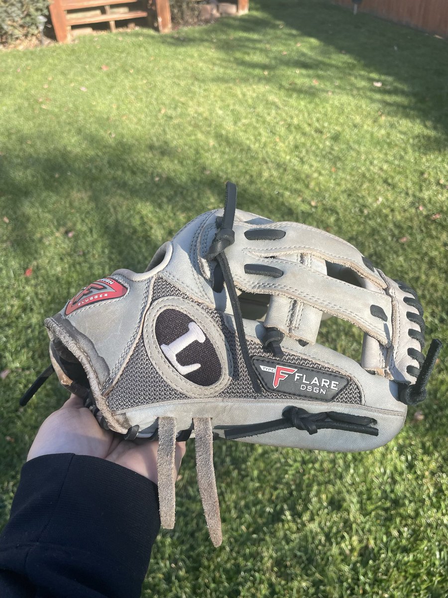 MWGloveWorks's tweet photo. Relaced this @sluggernation TPX FLA1151SM Pro-Flare infielders glove. Finished it with a clean and condition using @ballplayersbalm. Leather from @buyfastpitchgloves #gLOVE #Relacedontreplace #glovecare #ProFlare https://t.co/seRkNPLZ1i
