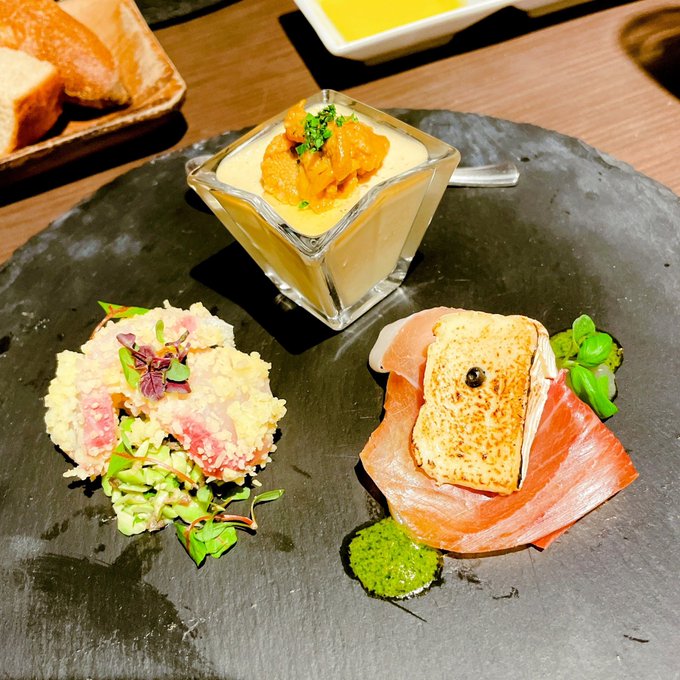 自分のことめっちゃ幸せ者だし恵まれとるな〜と改めて思ったしこういう環境にいさせてもらえるからできることを色々やっていかないとな…となんだか背筋の伸びた体験だった そういうことを、想像もできないような美味しいものを食べさせてもらって考えた夜………(打ち上げでした)