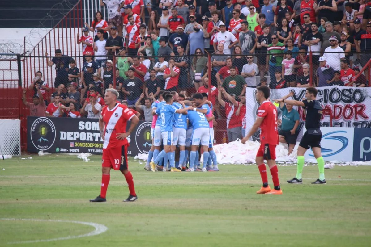 AlicioDagatti's tweet photo. Fuimos por todo, Dimos todo y Dejamos todo. Solo tengo palabras de agradecimiento para el plantel, CT, CD, socios, hinchas y todo Río Cuarto. Por la entrega, compromiso y compañerismo con el que se manejaron en otra instancia de Semifinales. Por el amor a nuestro Club, GRACIAS💙 https://t.co/yQNfNQeLeq