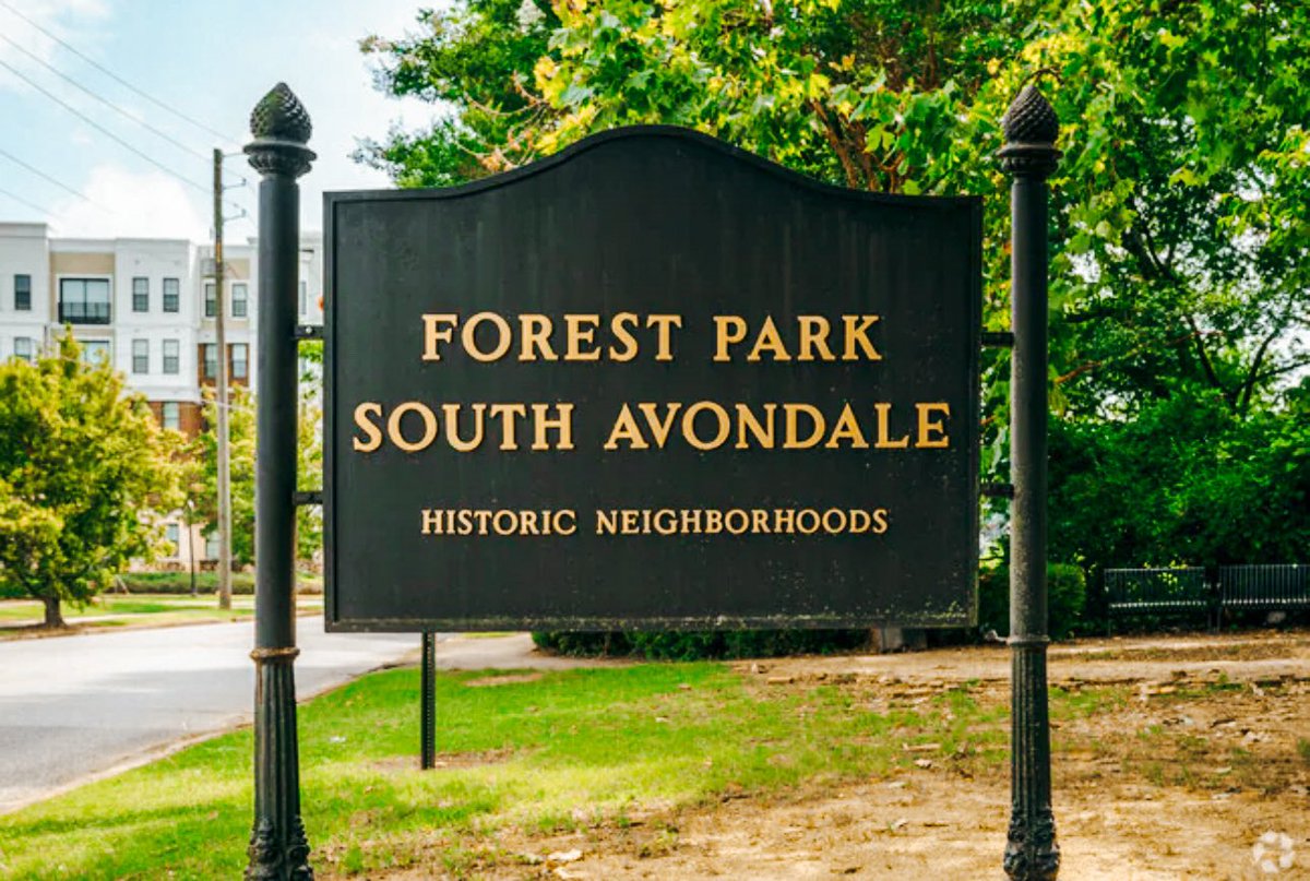 jordan_bhm's tweet photo. @the_proch Birmingham AL has 99 distinct neighborhoods &amp; I believe at one point they all had matching signs, but in the last few years it seems like different neighborhoods have replaced theirs with different versions (last picture: wooden sign) and I’d love for them to all be uniform again https://t.co/F3lfQwwj5d