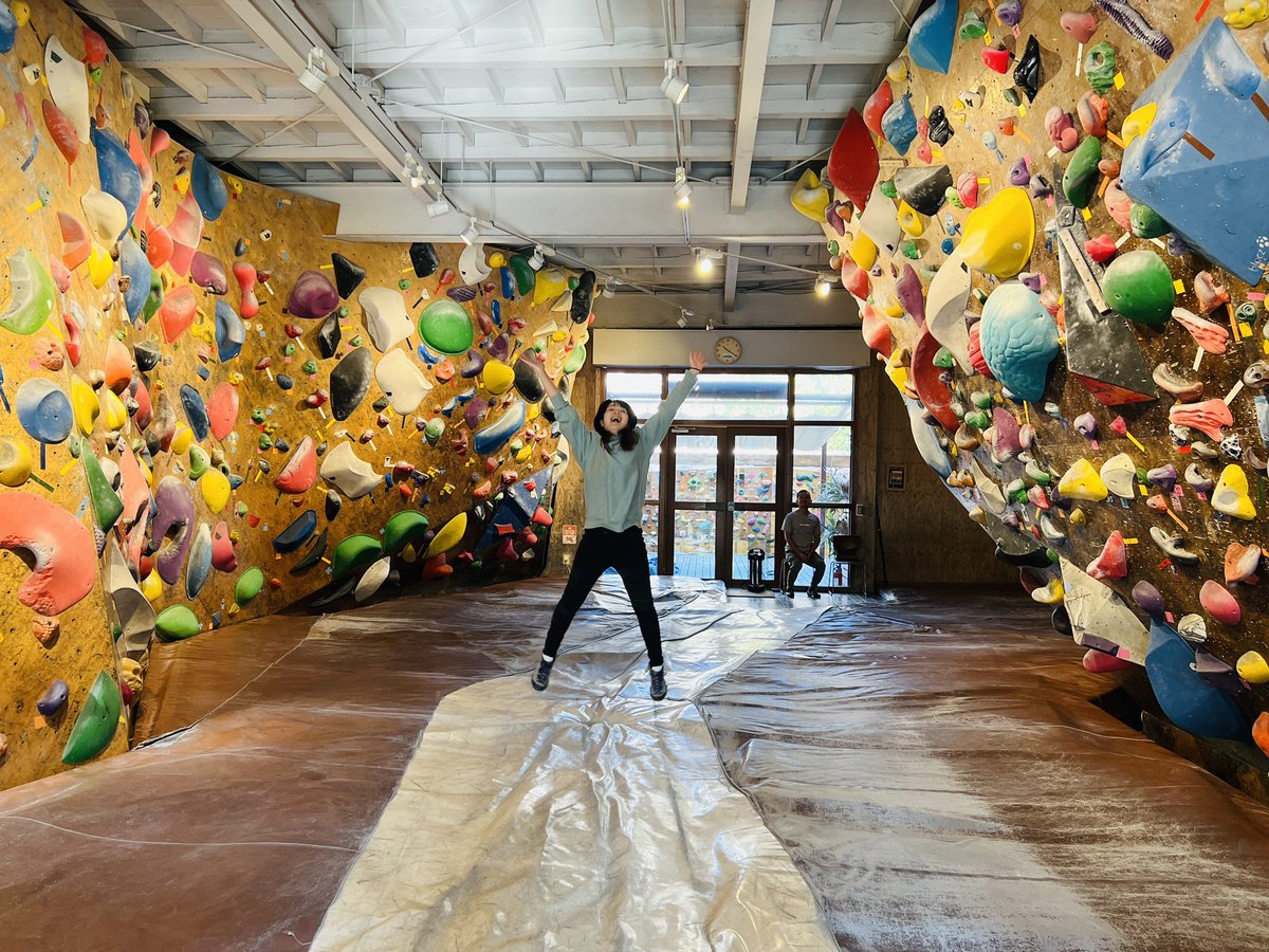 FaBclimbing's tweet photo. おはようございます🐋☀️
1階も2階もこの課題に登れるのは今日まで‼️

そして、明日からマスターオブブロック開催に伴い12/3(日)まで6日間休業となります🙇‍♀️

ご利用のお客様にはご迷惑をおかけいたしますが、ご理解の程よろしくお願いいたします。

 #Fishandbird
 #東陽町
 #ボルダリング
 #bouldering https://t.co/HmwYJmLZFq
