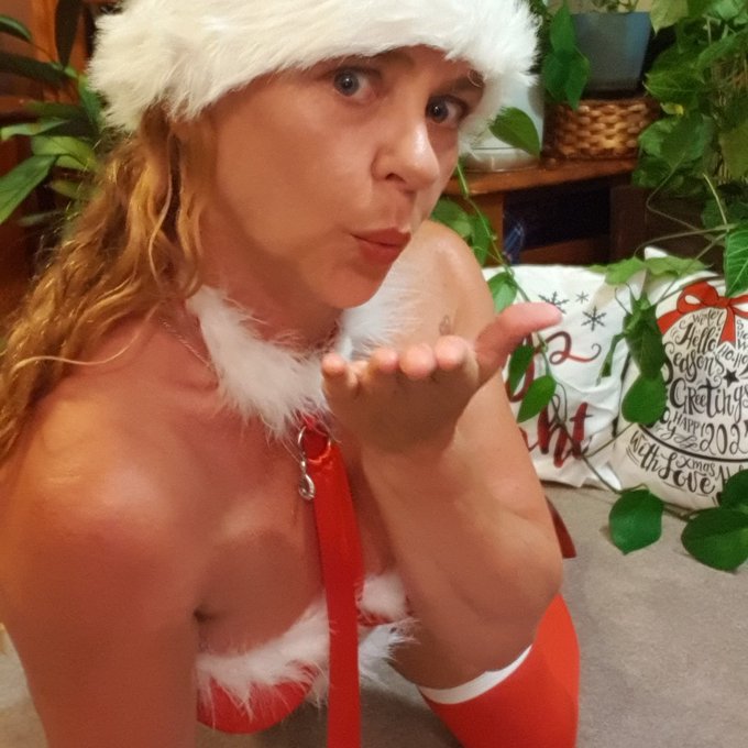 Catch...  My Chrismas kiss from me to you. Happy holiday https://t.co/AvdY7c5b27<a href="/tag/christmas"class="tags"><span>#christmas</span></a><a href="/tag/adventcalendar"class="tags"><span>#adventcalendar</span></a><a href="/tag/onlyfans"class="tags"><span>#onlyfans</span></a>