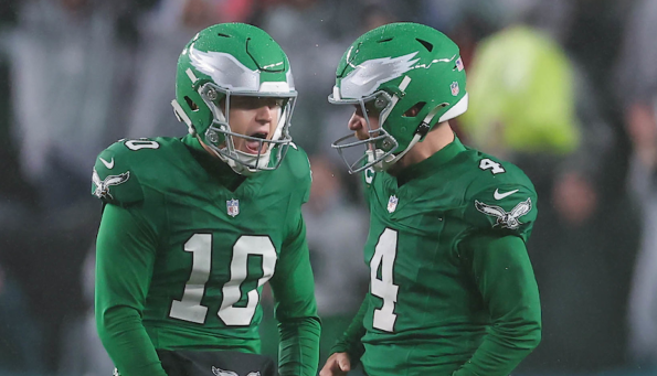 thomasrp93's tweet photo. Pouring rain for hours. 59 yards. Game on the line.

Nobody is better than Jake Elliott. Period.
#Eagles https://t.co/VPW9VKzgPZ