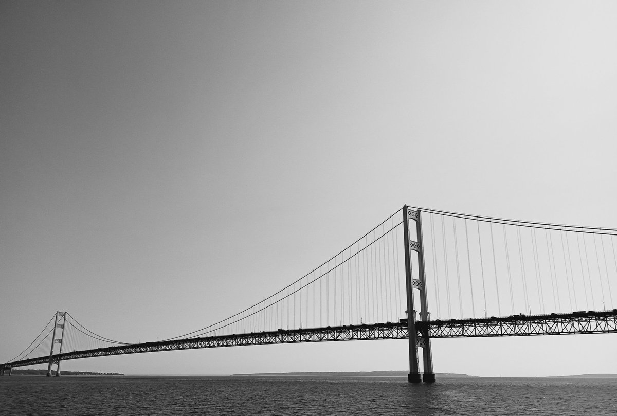FrozenBeauty4's tweet photo. #Mackinacbridge #Michigan #travelphotography #travelphoto #blacknwhite https://t.co/iIGEMrpfRA