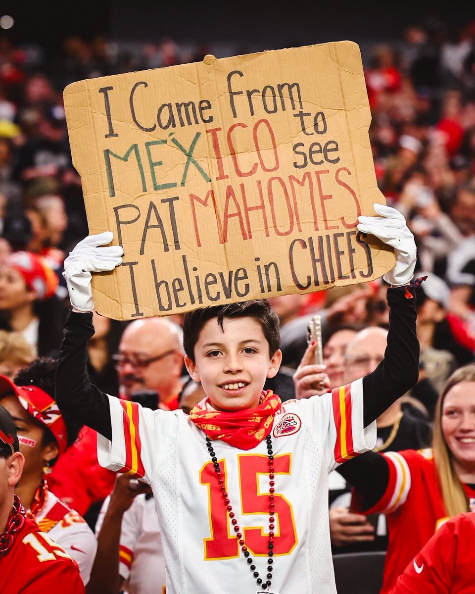 Chiefs's tweet photo. Came for @PatrickMahomes, and left with his glove! ❤️🇲🇽 https://t.co/txYuqBUxLE