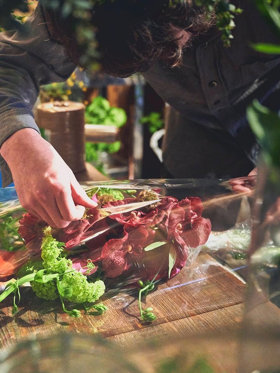 GINZA_magazine's tweet photo. まるで植物のアジトのような青山「cochon」で花束作り💐
https://t.co/dX9HXFdy9Z https://t.co/bin1CrLT84