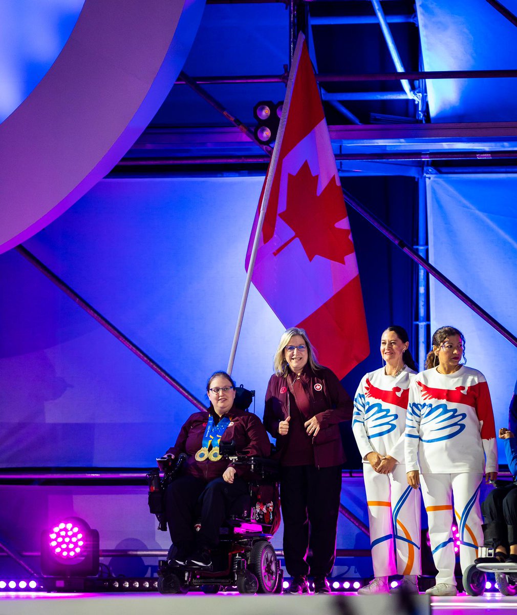 Two-time #Santiago2023 gold medallist <a href="/BocciaAlison/">Alison Levine, PLY</a> as the #TeamCanada closing ceremony flag bearer 🇨🇦