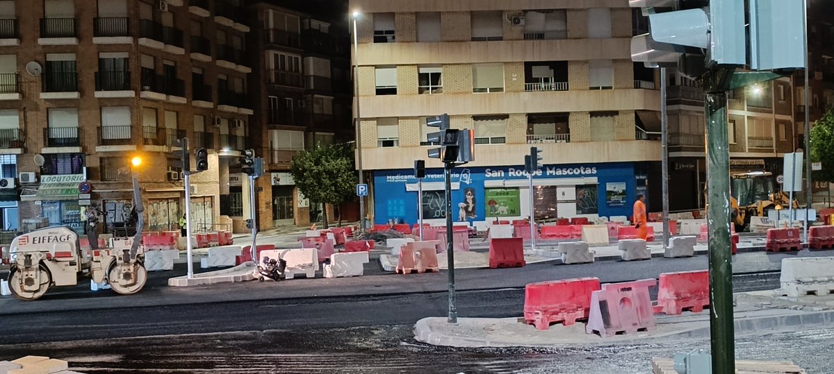 jjizquierdo2012's tweet photo. Asfaltado de la #PlazaCruzRoja
y se elimina una gran barrera peatonal 🤩
Hay nuevos semáforos🚦que permiten el paso peatonal directo desde #PuenteDeHierro hasta #CalleLaGloria y #PlazaDeSanJuan
#MurciaPaseable https://t.co/jLzCktutez