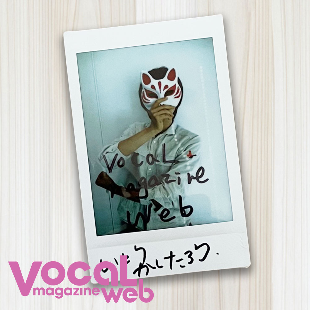 VMW_jp's tweet photo. #伊東歌詞太郎 さんの直筆サイン入りチェキのプレゼント締め切り迫る（2023/12/1 23:59締切）！  

Vocal Magazine Web 公式Twitterまたは公式Instagramにて応募していただいた方の中から抽選で１名様にプレゼントいたします。  

インタビュー＆応募方法はこちら
https://t.co/PIsL2PusjX https://t.co/LbYiuu5hyj