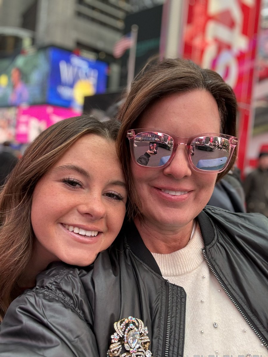 amyfreeze's tweet photo. Grateful for a weekend full of food and fun! Godbless! Now back to the regularly scheduled week @foxweather See you starting at 9am est #weathercommand https://t.co/jRHuWHKHxG