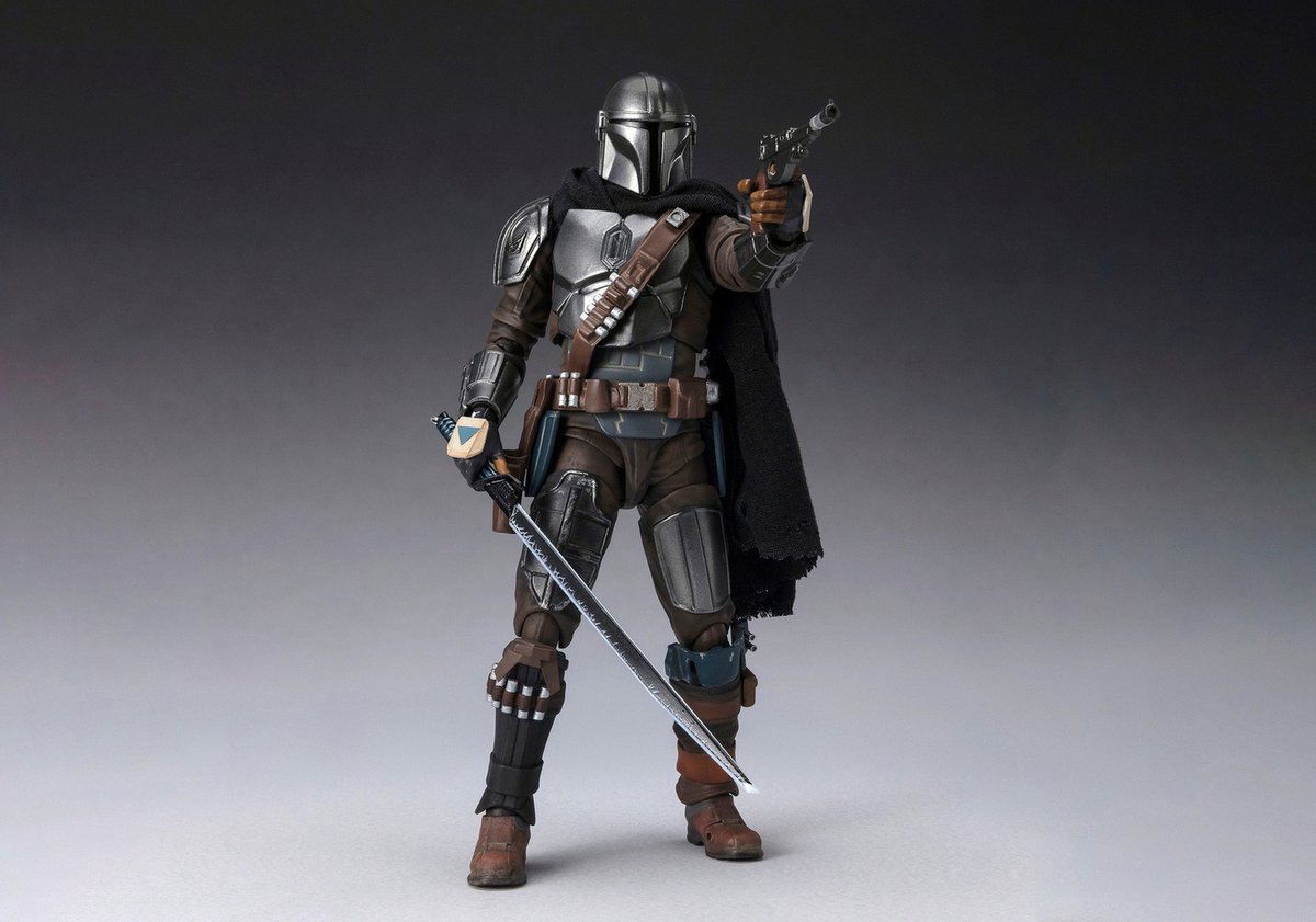 starwarsjapan's tweet photo. S.H.Figuartsに登場⚡️
「Star Wars: The Mandalorian」シリーズより
マンダロリアン&amp;グローグー

キャラクターのプロポーション、
衣装のシワ感までこだわって新規造形で再現✨

全国の家電量販店や各サイトで販売中！

詳細は＜シネトイ魂！＞をCHECK
►https://t.co/uhDoz2bTEZ

#スターウォーズ https://t.co/BlAQUWu58F