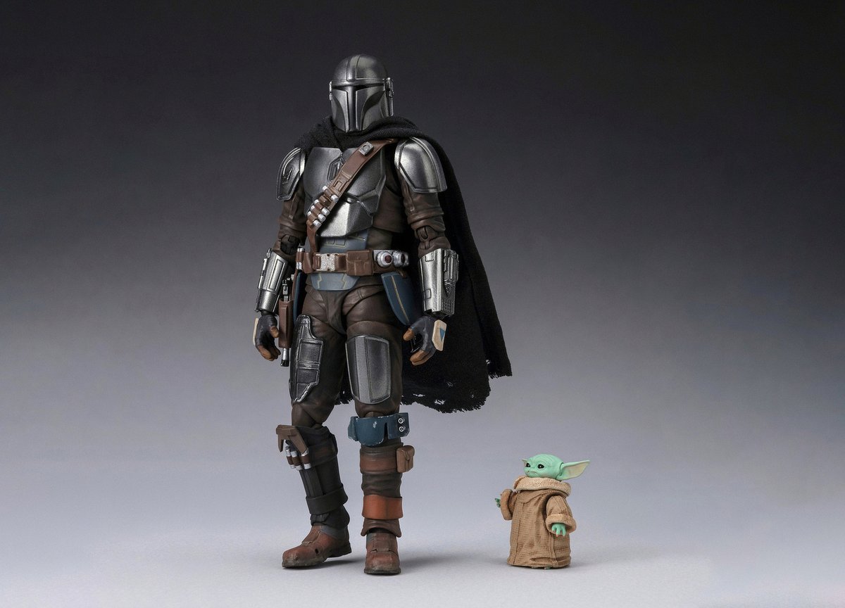 starwarsjapan's tweet photo. S.H.Figuartsに登場⚡️
「Star Wars: The Mandalorian」シリーズより
マンダロリアン&amp;グローグー

キャラクターのプロポーション、
衣装のシワ感までこだわって新規造形で再現✨

全国の家電量販店や各サイトで販売中！

詳細は＜シネトイ魂！＞をCHECK
►https://t.co/uhDoz2bTEZ

#スターウォーズ https://t.co/BlAQUWu58F
