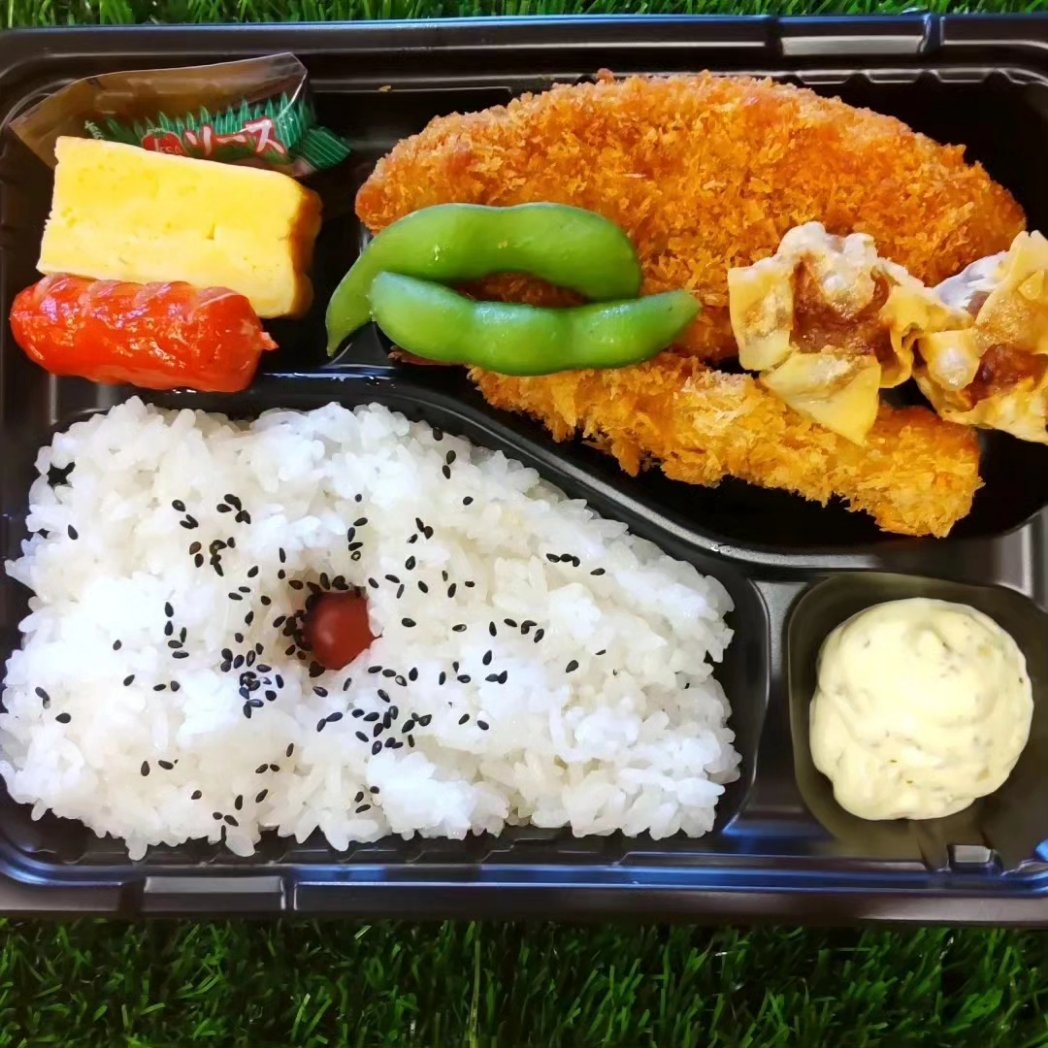 namikgroup's tweet photo. ラーメン並木
新南陽本店の横にある　　

無人直売所の並木弁当
速攻弁当シリーズ

日替わりは
揚げ物弁当です🌞

ラーメン並木弁当へ!!🥰

#並木弁当  #ラーメン並木 #ラーメン　#弁当　#周南市　#山口県　#防府市　#ランチ　#グルメ　#自家製麺　#豚骨　#唐揚げ　#唐揚げ弁当 https://t.co/F241JFVrPI