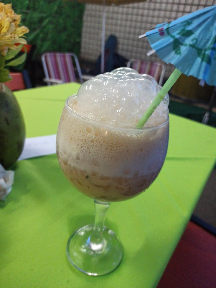 _Jessimota's tweet photo. Acabei de pedir um drink e aparentemente vem com gelo seco ou algo assim.
Não para de borbulhar, estou bebendo rápido para não transbordar.
Acho que essa porra é proposital para você consumir mais.
Que ódio. 😑 https://t.co/BLuNgojopm
