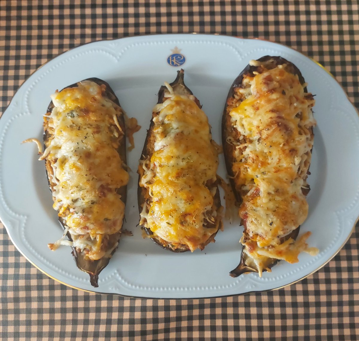 iolandacava's tweet photo. Diuen que "els catalans de les pedres traiem pans" ...
Aquestes #albergínies 🍆 farcides de carn d'olla amb sofregit de tiges de ceba tendra, tomacons i portobellos al límit , condimentades amb #RasElHanout són cuina d'aprofitament.
#catalancuisine #trashcooking https://t.co/CBkoInJash