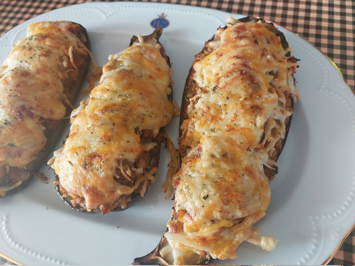 iolandacava's tweet photo. Diuen que "els catalans de les pedres traiem pans" ...
Aquestes #albergínies 🍆 farcides de carn d'olla amb sofregit de tiges de ceba tendra, tomacons i portobellos al límit , condimentades amb #RasElHanout són cuina d'aprofitament.
#catalancuisine #trashcooking https://t.co/CBkoInJash