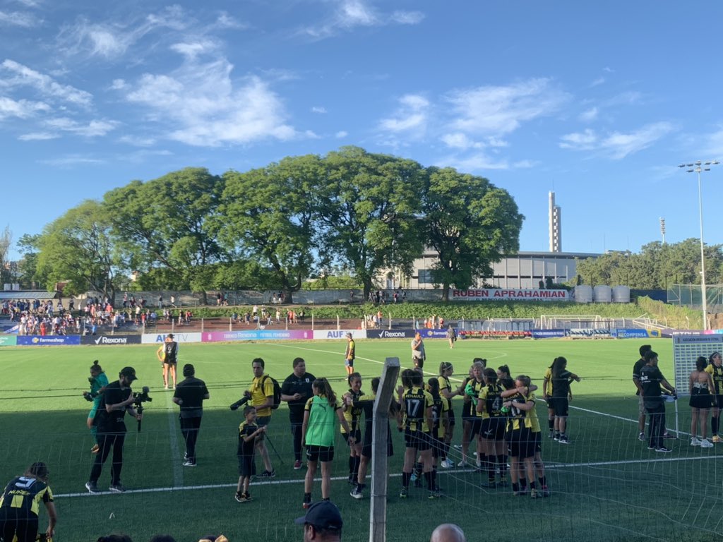 padreydecanocom's tweet photo. ¡GANÓ PEÑAROL!

El decano superó a su tradicional rival y al tendencioso arbitraje y disputará la final del campeonato uruguayo. Será una serie de ida y vuelta ante el albo.

Peñarol 2️⃣-0️⃣ Nacional   

⚽️ Julieta Morales y Wendy Carballo

📍 Palermo 

#JuegaElClub #EstoEsPeñarol https://t.co/6jIraATs3e