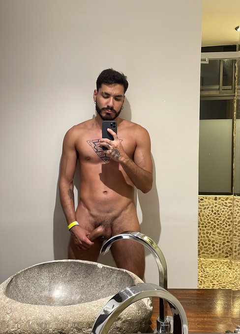 Vamos pa' la ducha y me baña este a lengua. ? 

https://t.co/5ZM9c8ORnQ https://t.co/XPmcJtFWTH