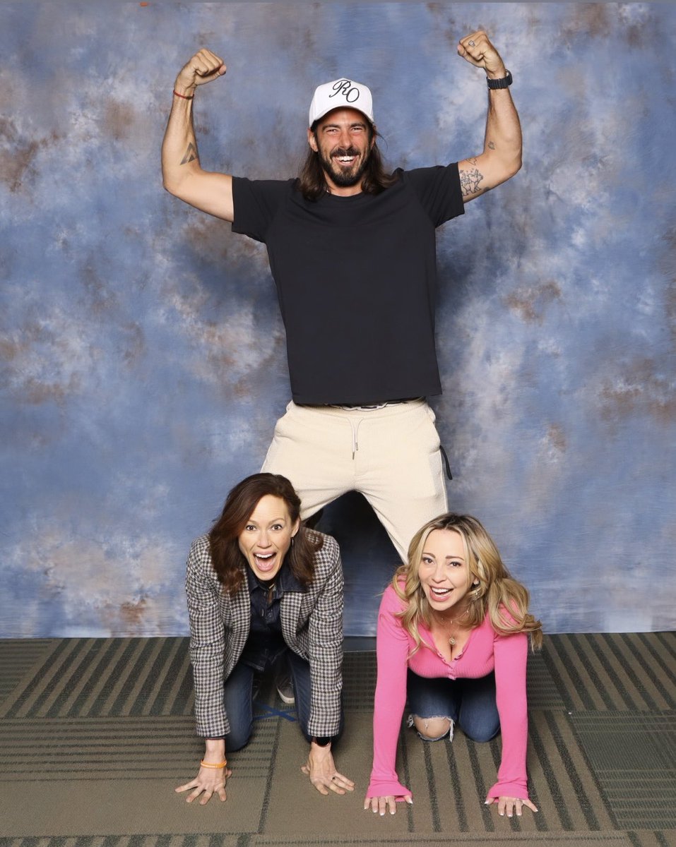 This is the way to take photos 💙🩷💙 <a href="/fanexposf/">FAN EXPO San Francisco</a> <a href="/MoreWillie/">willie</a> <a href="/bigEswallz/">emily swallow</a>