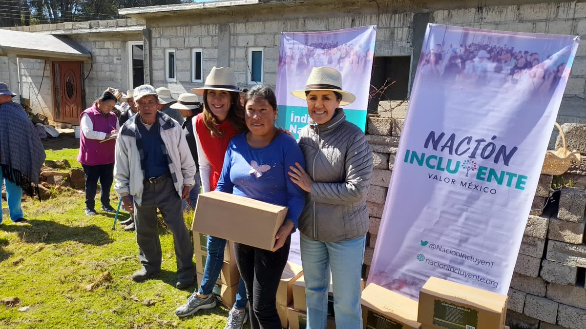 NacionIncluyent's tweet photo. El equipo de #NaciónIncluyente sigue llevando nuestro programa #DespensaSolidaria a los rincones de nuestro país que más lo necesitan 🙌🏻

En esta ocasión beneficiamos a 80 familias productoras de #piñatas en la comunidad de San Marcos Tlazalpan en el municipio de Morelos, #EdoMex https://t.co/5uabU4cXPn