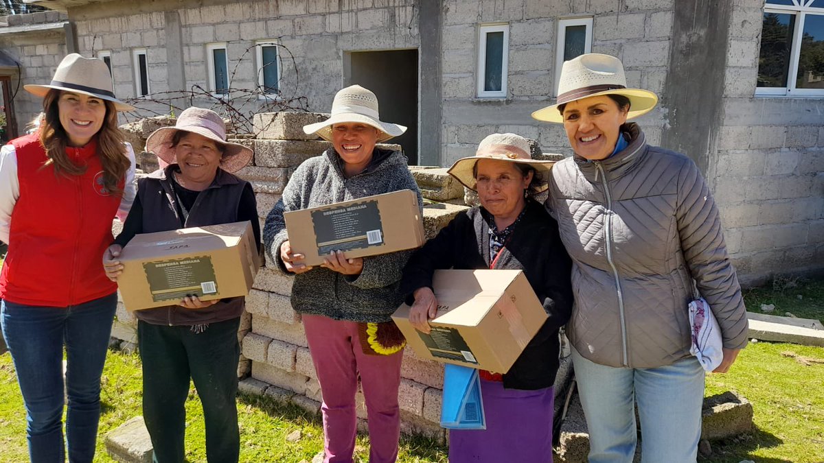 NacionIncluyent's tweet photo. El equipo de #NaciónIncluyente sigue llevando nuestro programa #DespensaSolidaria a los rincones de nuestro país que más lo necesitan 🙌🏻

En esta ocasión beneficiamos a 80 familias productoras de #piñatas en la comunidad de San Marcos Tlazalpan en el municipio de Morelos, #EdoMex https://t.co/5uabU4cXPn