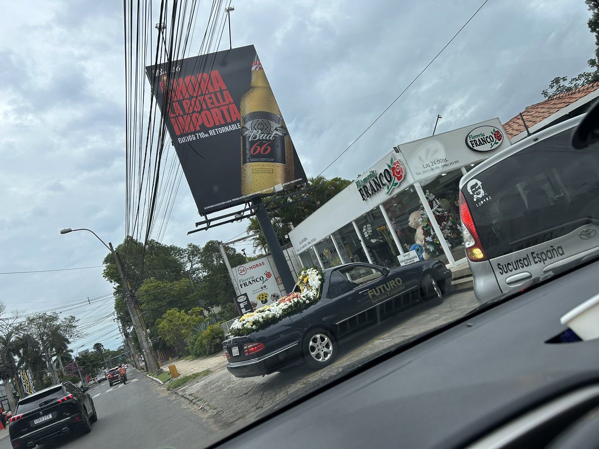 Este pais no dá mas de bandidos.
Robar coronas funebres para re-vender en florerias..
FLORERIA FRANCO compra flores producto del dolor ajeno para lucrar. No bajan las flores en el cementerio aprovechando el momento de dolor y llevan a revender a florerias. 

ASCO dan!