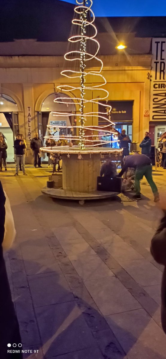 ViAcompanyades's tweet photo. Carme Vinyoles en representació de Valentes i Acompanyades, a l'encesa de llums de l'arbre de Nadal q l'Associació de Veïns del Barri Vell de Salt ha dedicat a la lluita per eliminar la violència masclista i els #matrimonisforçats.
#capdonaesdona
#NoVull https://t.co/rKawYBTz8T
