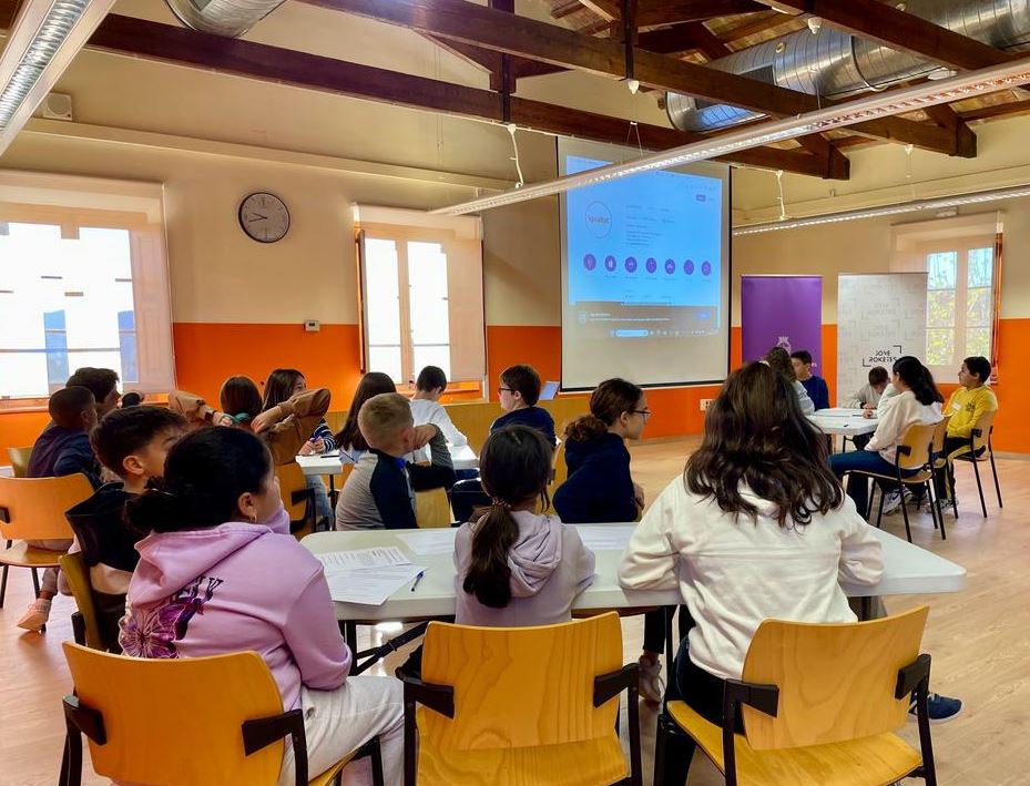 El passat 22 de novembre va tenir lloc la 2a Jornada de reflexió sobre les violències masclistes.  Alumnes de 6è de primària de l’Escola Mestre Marcel·lí Domingo i l’Escola de la Raval de Cristo i de 1r d’ESO de l’Institut Roquetes es van trobar a la Biblioteca Mercè Lleixà