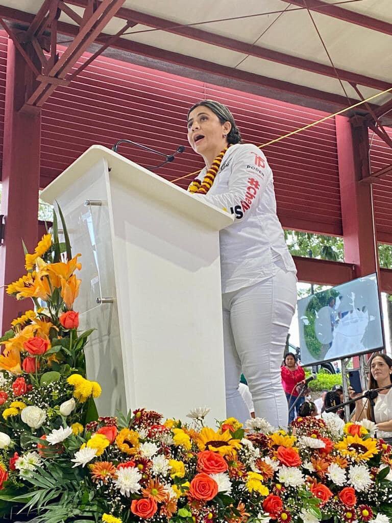 PTTuxtepec's tweet photo. El dirigente de Poder Territorial @lopezneliolenin recalco que estamos viviendo un hecho historico, ya que tendremos la primera Presidenta en el país. 
Reiteró que es tiempo de mujeres y reconoció la importancia que tendrá la  representación de  Aracely López Madrigal, Tuxtepec. https://t.co/cI2tjl6oL7
