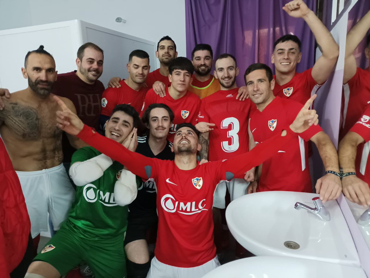 LinaresFutsal's tweet photo. ✌🏻 🅥🅘🅒🅣🅞🅡🅘🅐 🔵

𝐍𝐮𝐞𝐬𝐭𝐫𝐨 𝐞𝐪𝐮����𝐩𝐨 𝐬𝐢𝐠𝐮𝐞 𝐬𝐮𝐦𝐚𝐧𝐝𝐨 𝐝𝐞 𝟑 𝐞𝐧 𝟑.🙌🏻🟦

1️⃣-6️⃣ para los de @antoniorusdiaz en la difícil visita al @5cinaanjumarpa_mancharealfs.🔝

#VivimosPorTi https://t.co/rvbjVQIkLJ