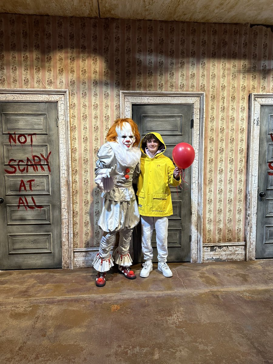 renzohead24's tweet photo. So awesome to have met jacksonrobertscott at EscapeIt. Gave him my Georgie Jacket 🧥🤡🎈 
• 
@renzohead24 @Gabbie_XOXOX IvHandmadeArt @wbpictures @ITMovieOfficial #horror #horrormovies #slasher #slashermovies #georgie #escapeit #it #itmovie #thunderwolf #pennywise #clown #Trend https://t.co/42545s9Jsw