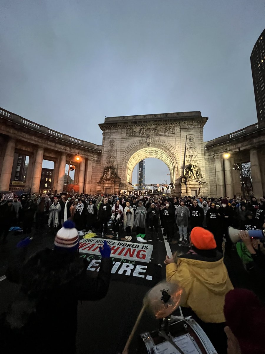 mynameisjro's tweet photo. OVER 1,000 JEWS AND ALLIES STILL AT THE MANHATTAN BRIDGE RISKING ARREST DEMANDING A PERMANENT AND LASTING CEASEFIRE. cc @jvplive @jvpliveNY https://t.co/w2gXjdKTmF