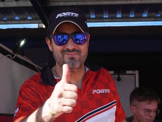 Por su parte, @forteleonardog sufrió la rotura del motor en el tercer giro, cuando ya había mostrado un gran avance inicial 🔥.

A seguir trabajando para volver más fuertes en 2024. Gracias a pilotos, ingenieros, mecánicos y sponsor’s por haber compartido una temporada más 🙌.