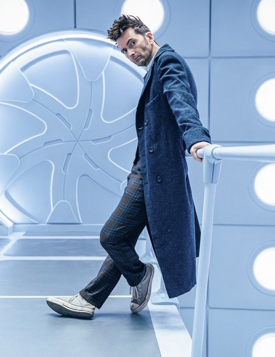 FunkyTrekkie's tweet photo. Crowley going back up to heaven and seeing Aziraphale after so long and trying to act cool but doesn’t know where to put his limbs: https://t.co/U9qPq7cn0S