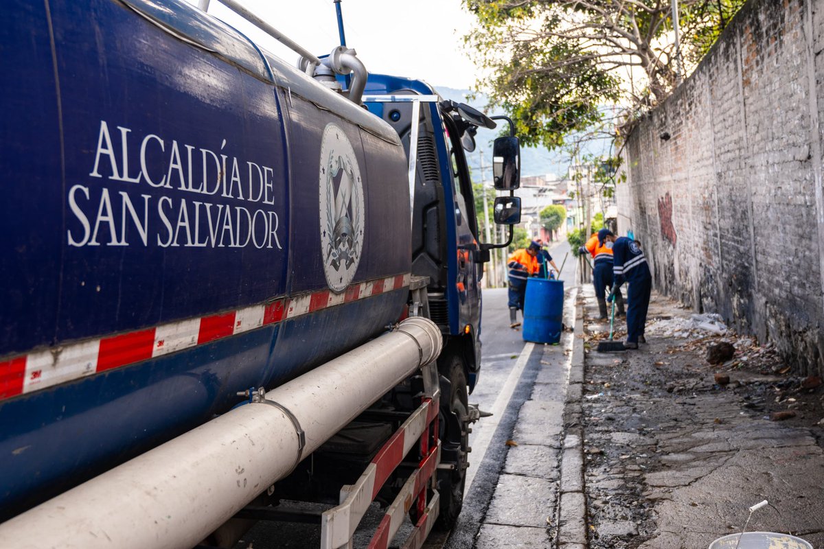 alcaldia_ss's tweet photo. Diariamente nuestro personal de limpieza hace un gran trabajo para brindar ambientes salubres en San Salvador, pero requerimos el apoyo de todos para mantener estos ambientes limpios, ¡no tires basura! 🚫🚯 https://t.co/JJRa4h4ssc